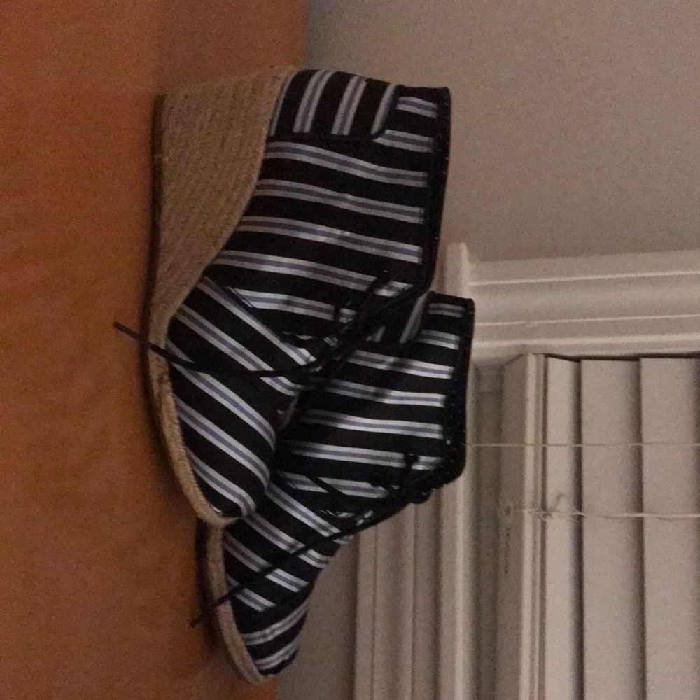 Toms size 8W wedges.